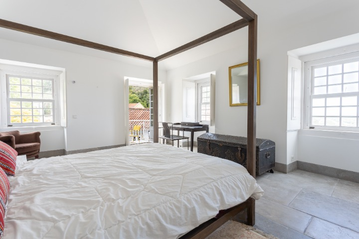 Four-poster bed with panoramic light